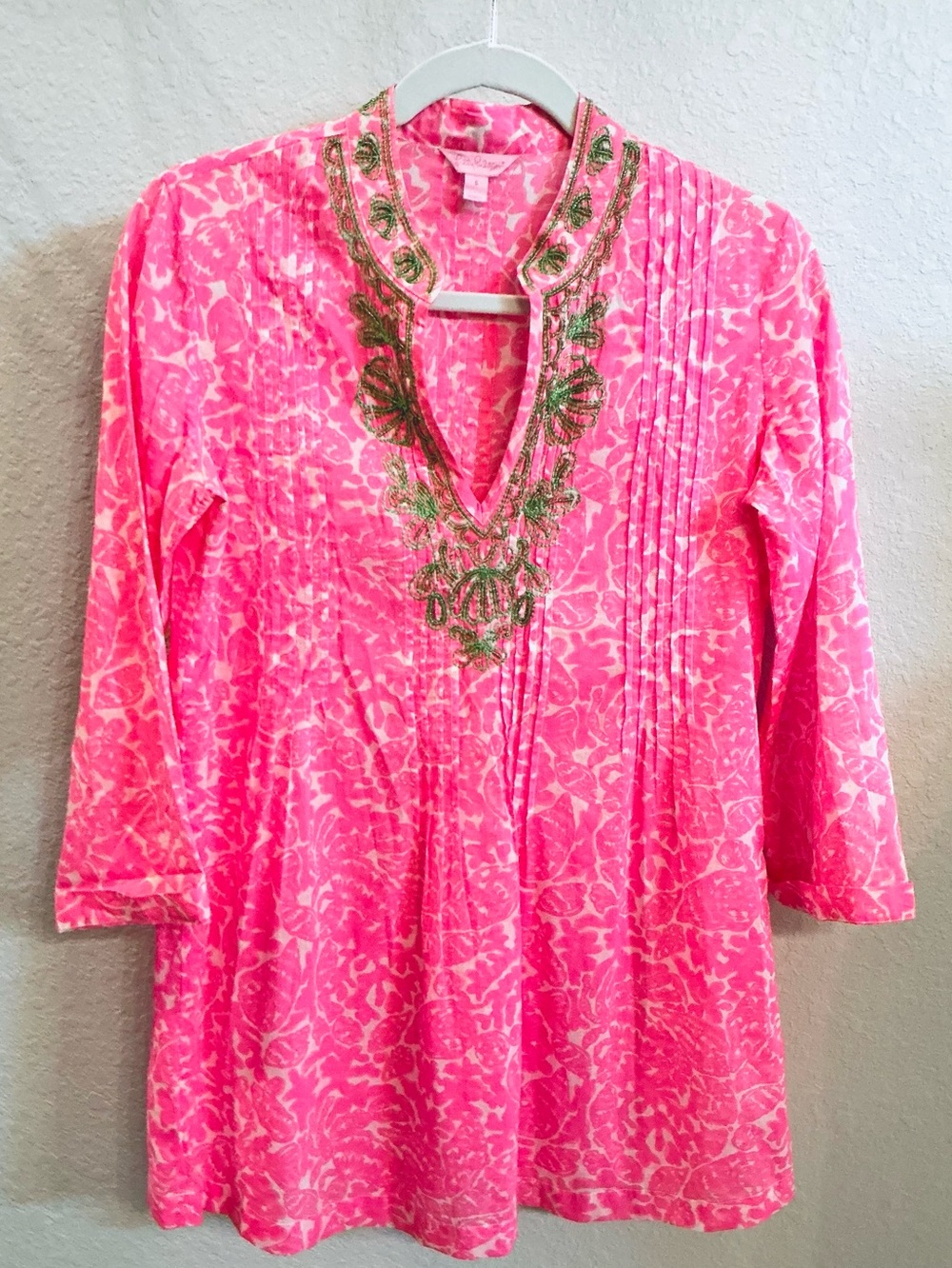 LILLY PULITZER, Cosmo Pink Sarasota Beaded
Tunic Mini Party Favors, Size Small